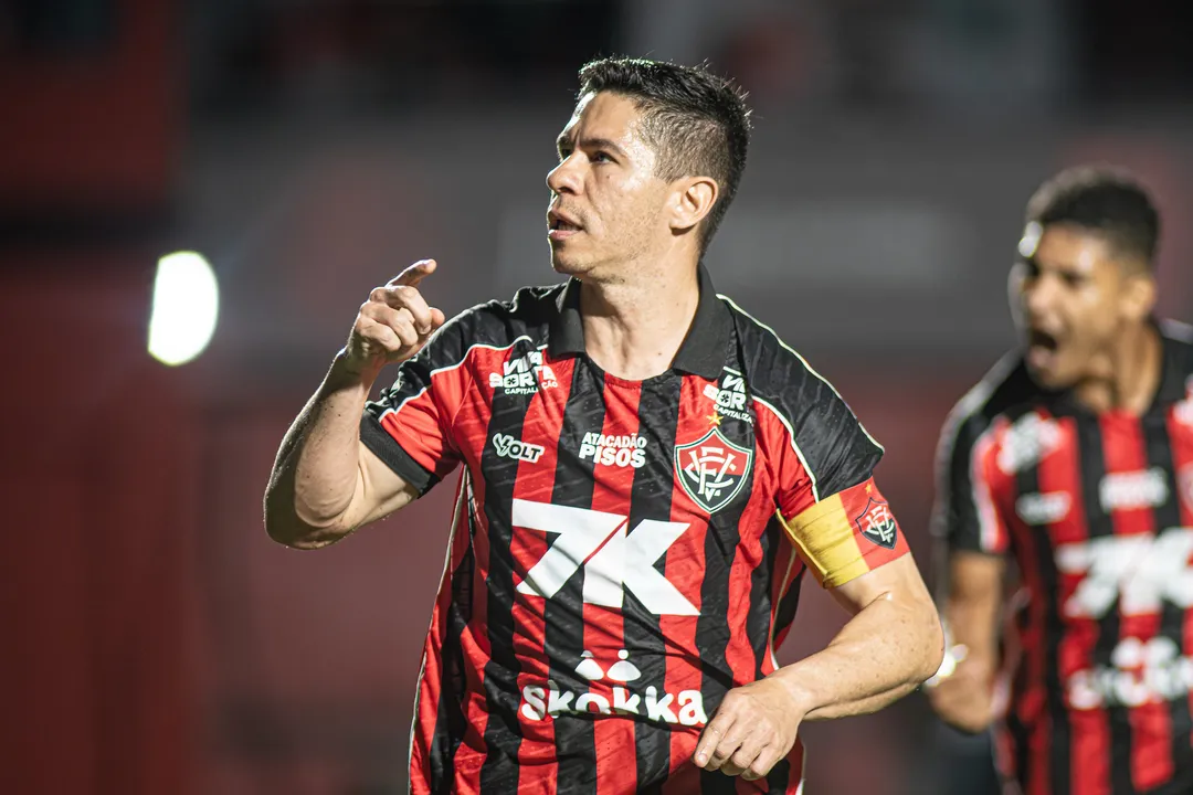 Osvaldo comemora gol pelo Vitória