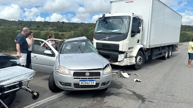 Idosa seguia neste Fiat Siena prata