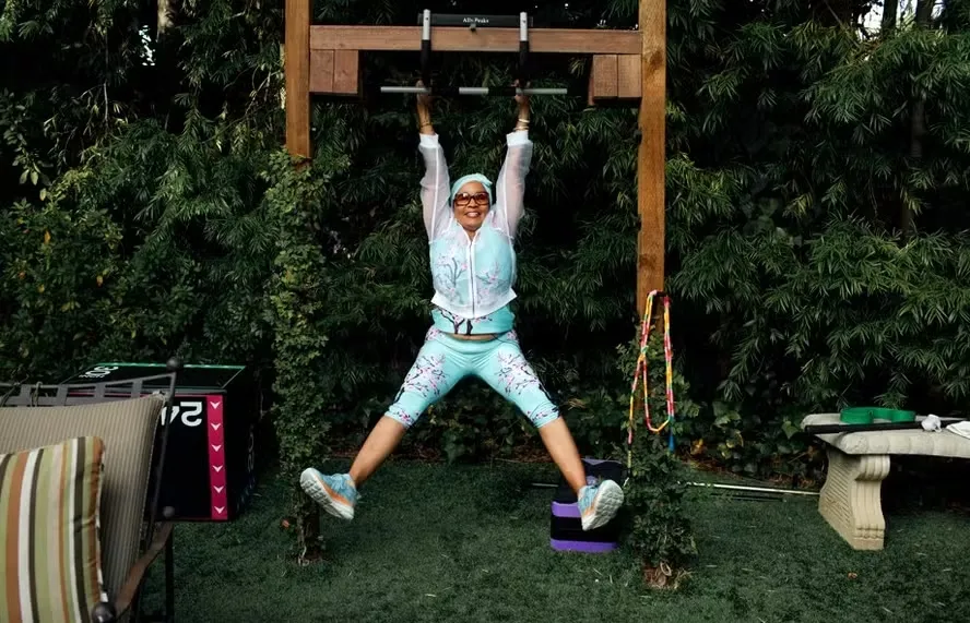 Moradora de Beverly Hills, mulher transformou a rotina matinal em um espetáculo digital