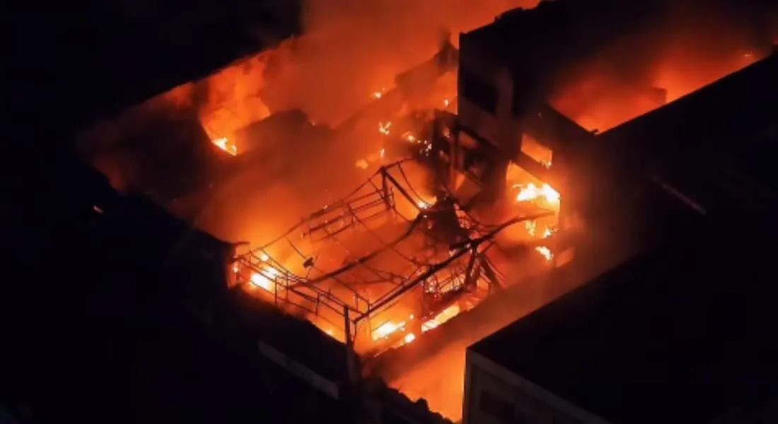 Imagem ilustrativa da imagem Incêndio atinge imóveis comerciais no centro histórico; veja imagens
