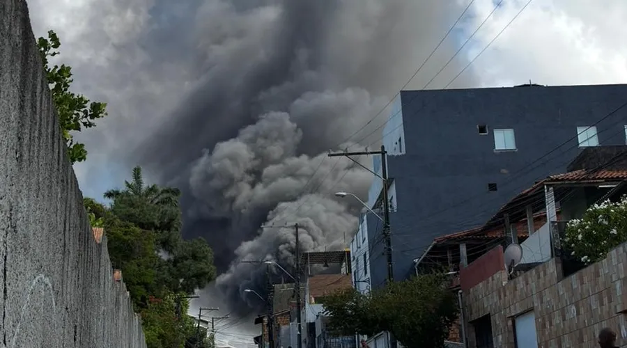 Incêndio de grandes proporções atingiu uma garagem de ônibus em Lauro de Freitas