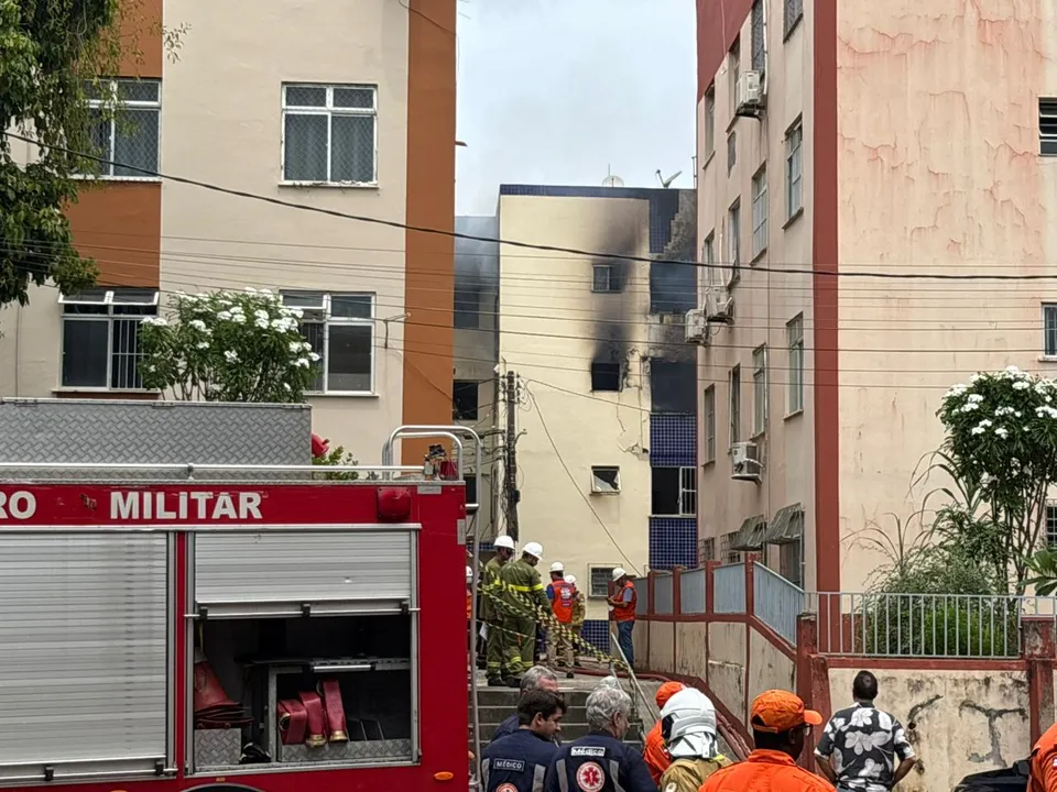 Prédio foi evacuado, mas corre risco de desabamento
