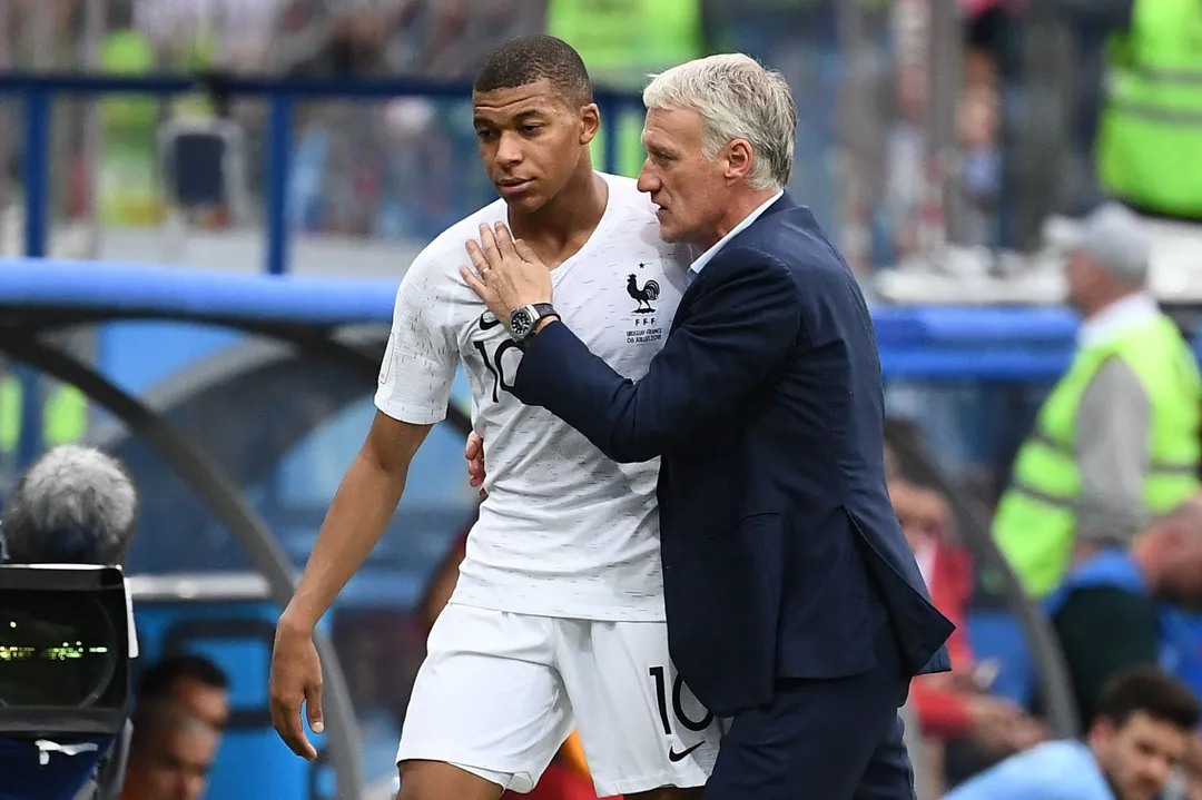 O treinador Didier Deschamps ao lado de Kylian Mbappé na Copa do Mundo de 2018, quando a França foi campeão