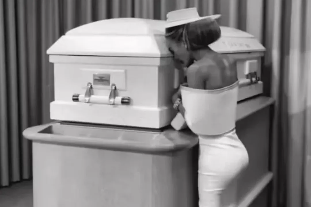 Mulher chega a sorrir em uma das imagens