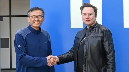 Lip-Bu Tan, o CEO da Intel, e Elon Musk em um aperto de mãos