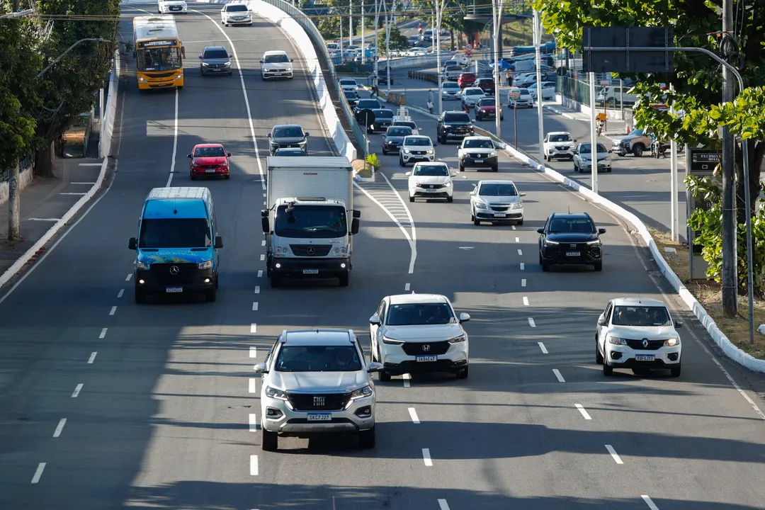Carros em via movimentada de Salvador