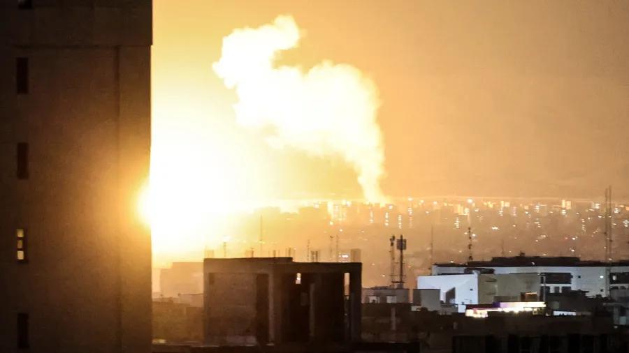 Fumaça e fogo em uma área central de Teerã, capital do Irã, após ataques aéreos de Israel