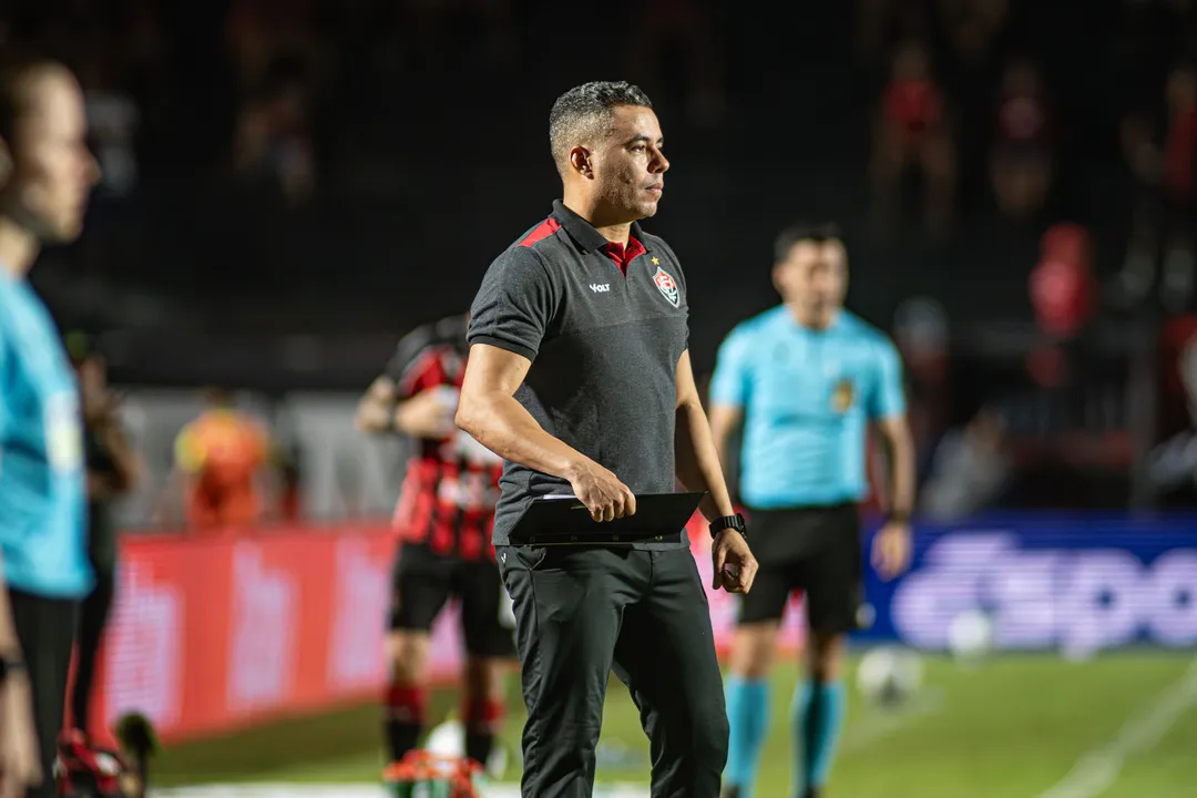 Jair Ventura à beira do campo pelo Vitória