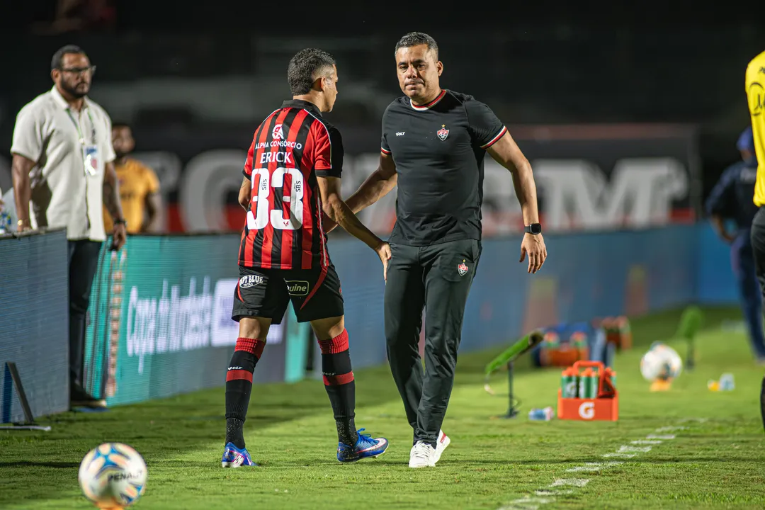 Erick ao lado de Jair Ventura, treinador do Vitória