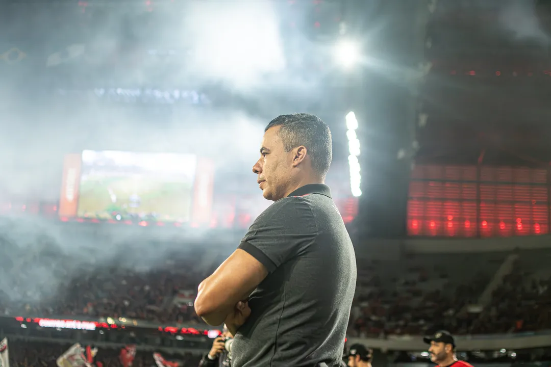 Treinador critica VAR e cobra explicações