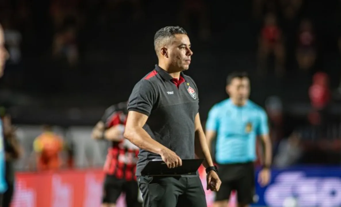 Jair Ventura, técnico do Vitória