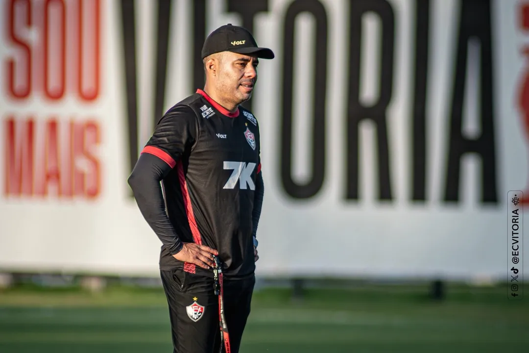 Técnico Jair Ventura treinando o Vitória