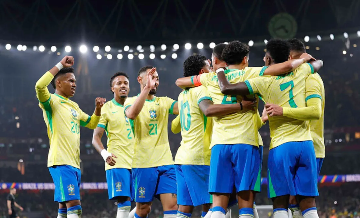 Jogadores da Seleção Brasileira comemorando gol contra Senegal