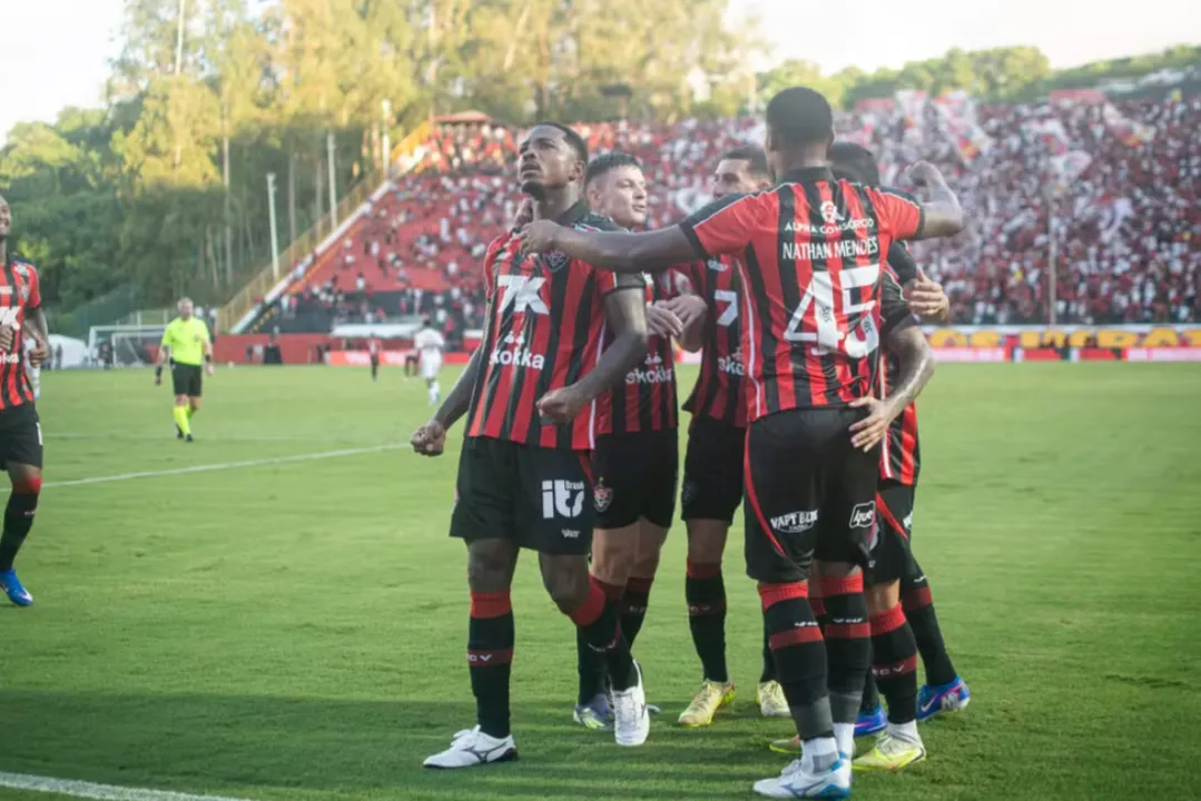 Cacá, do Vitória, é citado em polêmica financeira no Corinthians