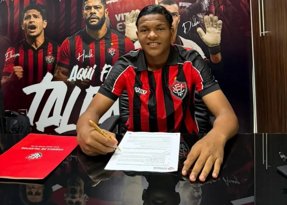 Geovane Pedro assinou contrato profissional com o Vitória