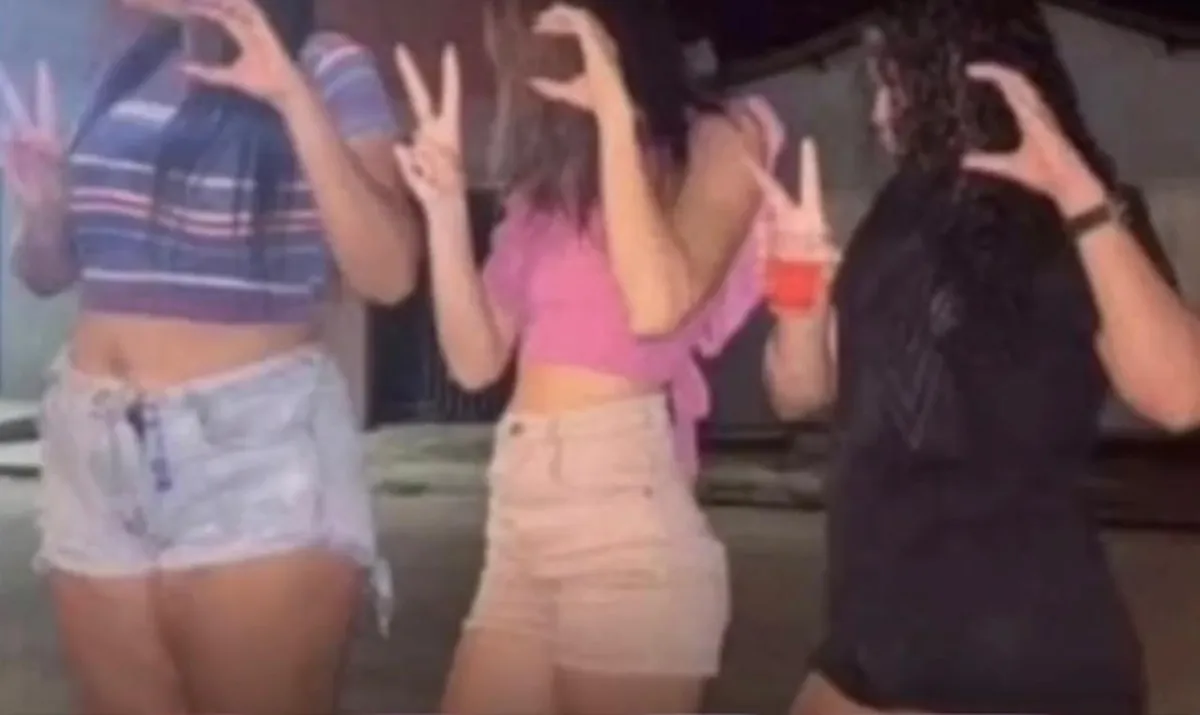 Grupo estava em live quando teria feito gesto ligado a facção criminosa