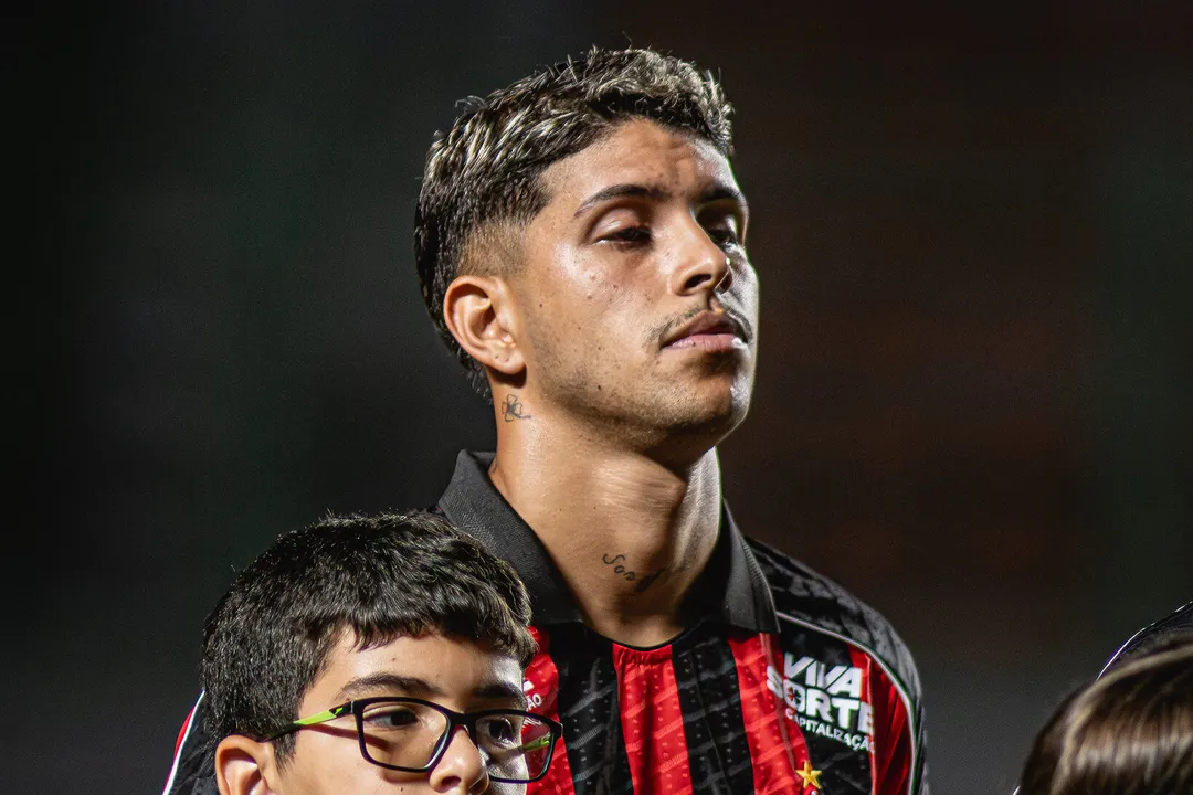 Felipe Cardoso em campo pelo Vitória