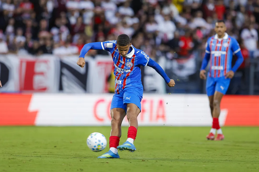 Em grande fase no Bahia, lateral brasileiro supera estrelas da Europa e lidera ranking mundial de gols na posição em 2026