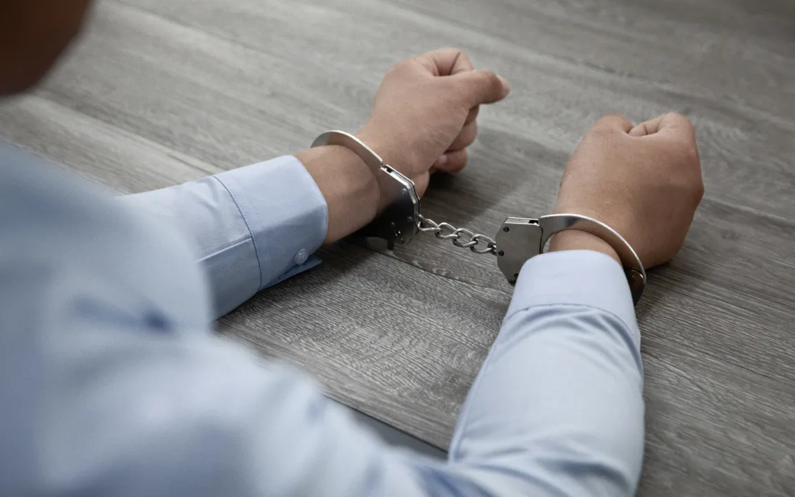 O homem foi abordado e detido pela polícia