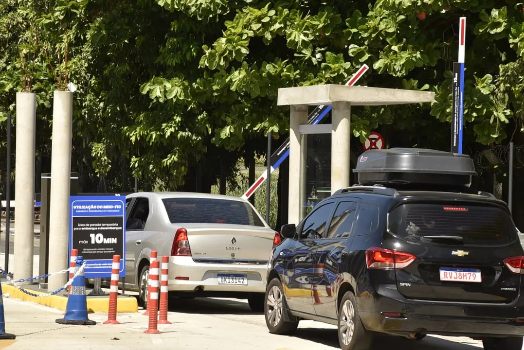 Carros passando pelo sistema Kiss e Fly no aeroporto de Salvador