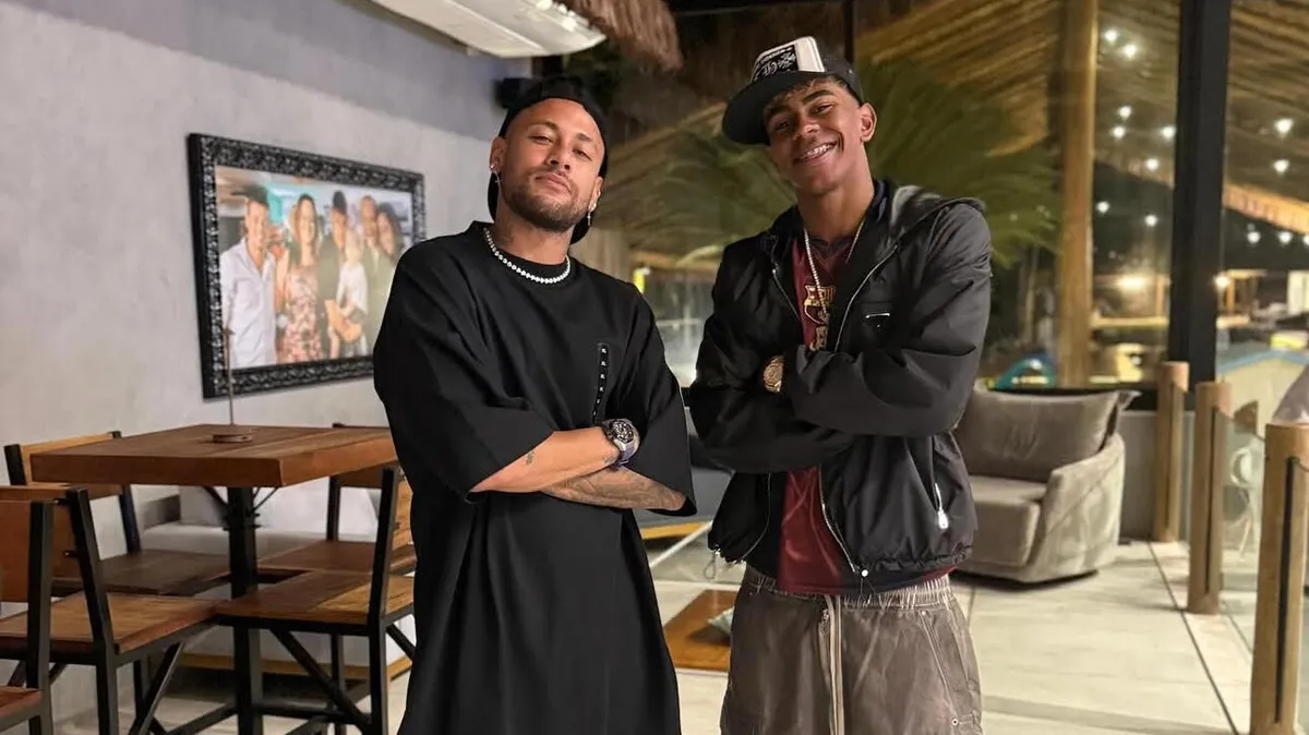 Neymar ao lado do jovem espanhol Lamine Yamal, craque do Barcelona de apenas 18 anos