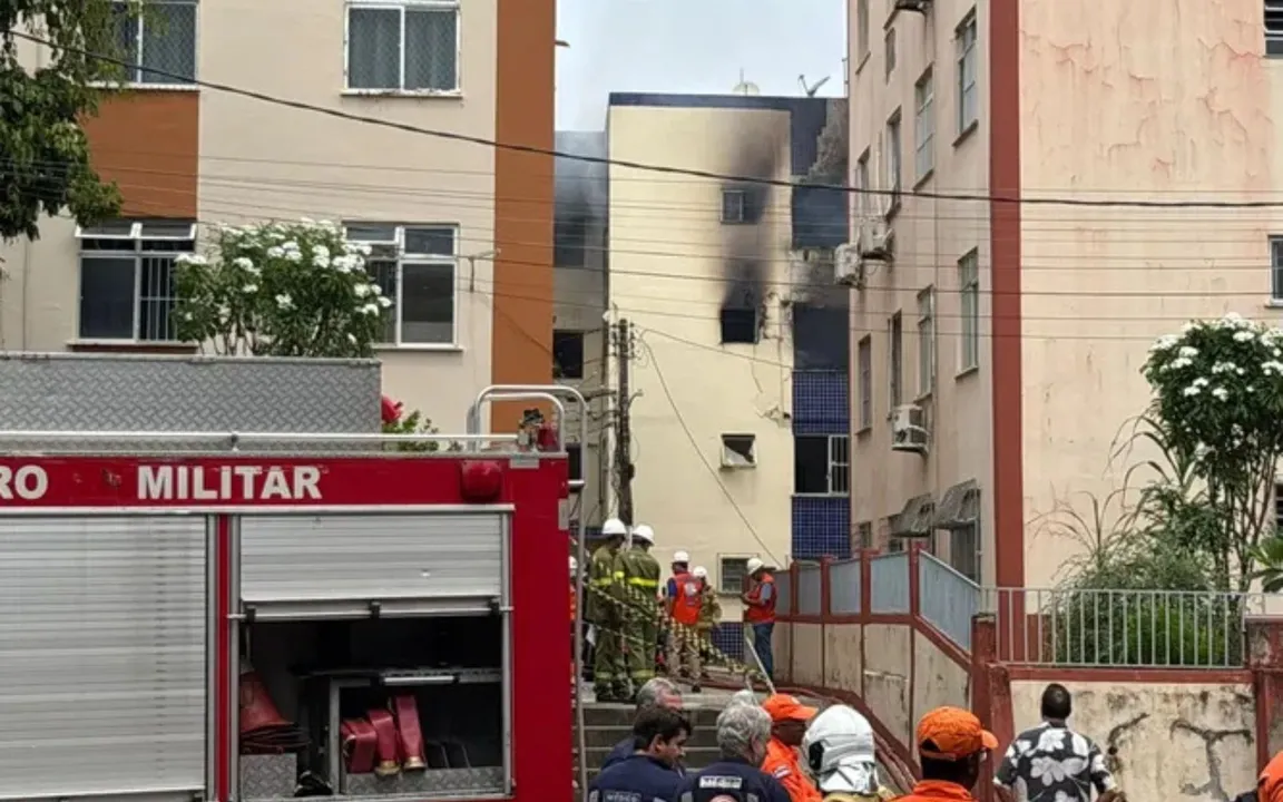 Registro do prédio destruúdo pelo fogo