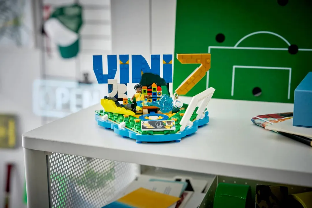 Imagem ilustrativa da imagem Lego lança coleção da Copa 2026 com Vini Jr e Messi; veja preços