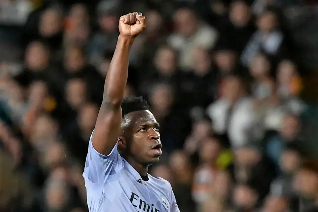 Atacante do Real Madrid, Vini Júnior, vem tendo postura reativa após sofrer diversos casos de racismo na Espanha