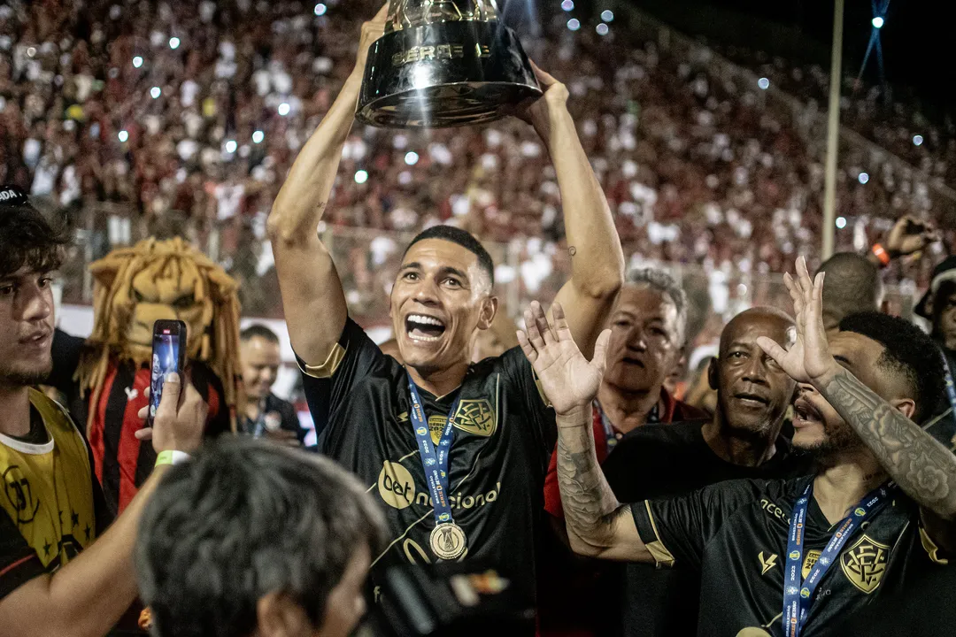 Léo Gomes com a taça da Série B