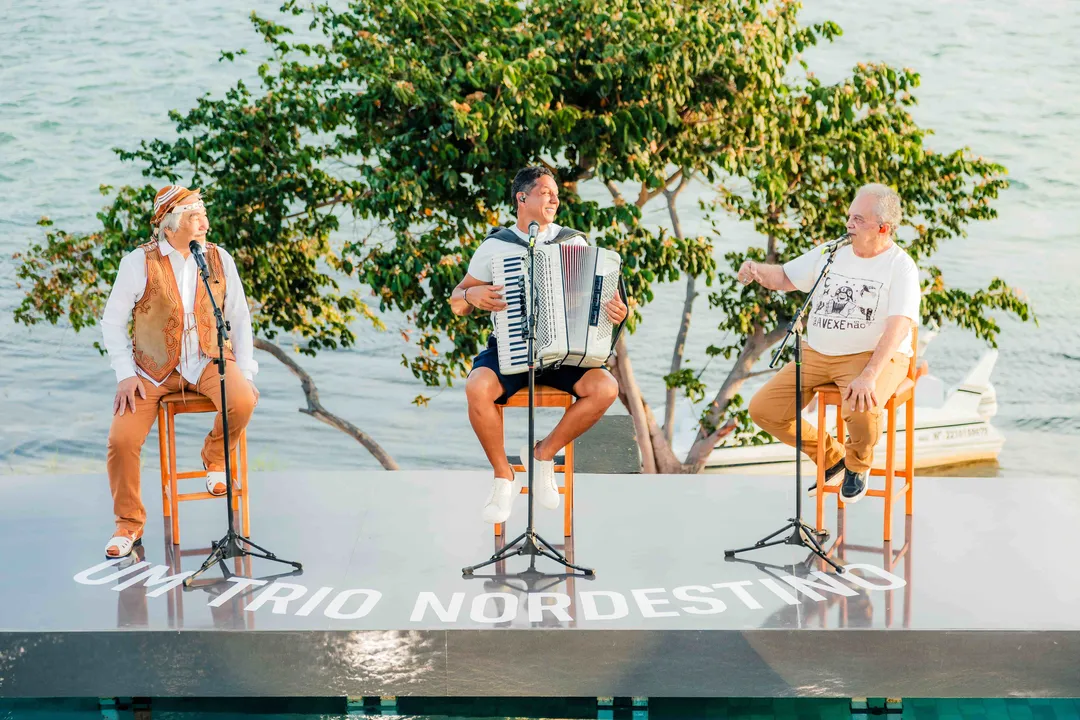 Repertório reúne músicas que acompanham a trajetória dos três cantores