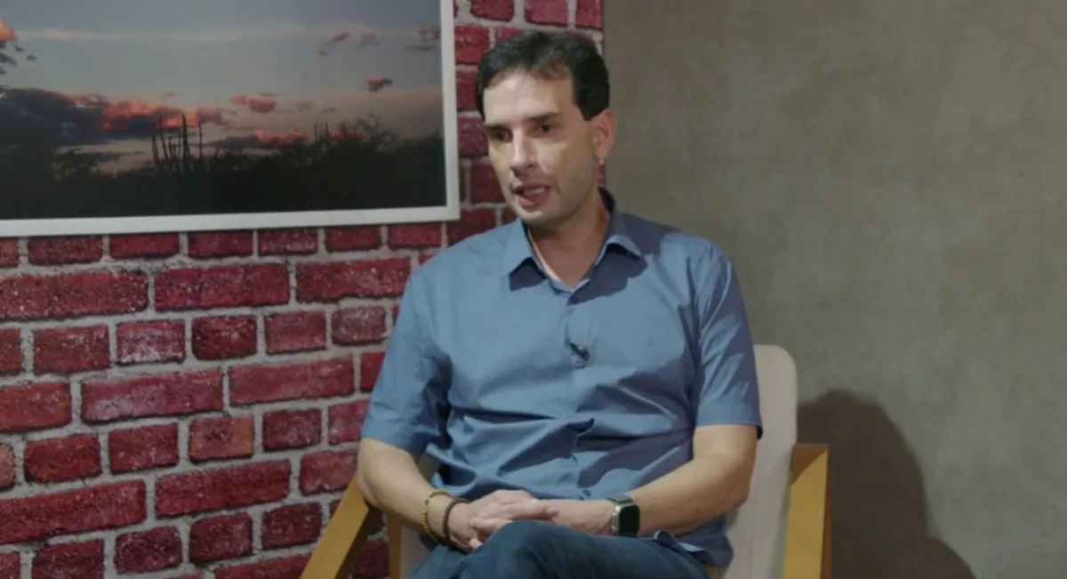 Leo Prates durante entrevista no A TARDE Cast