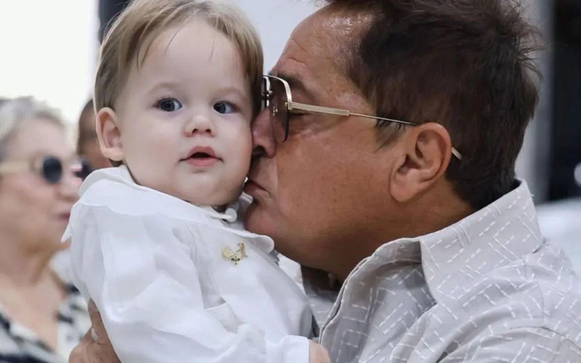 O famoso foi flagrado realizando o ato