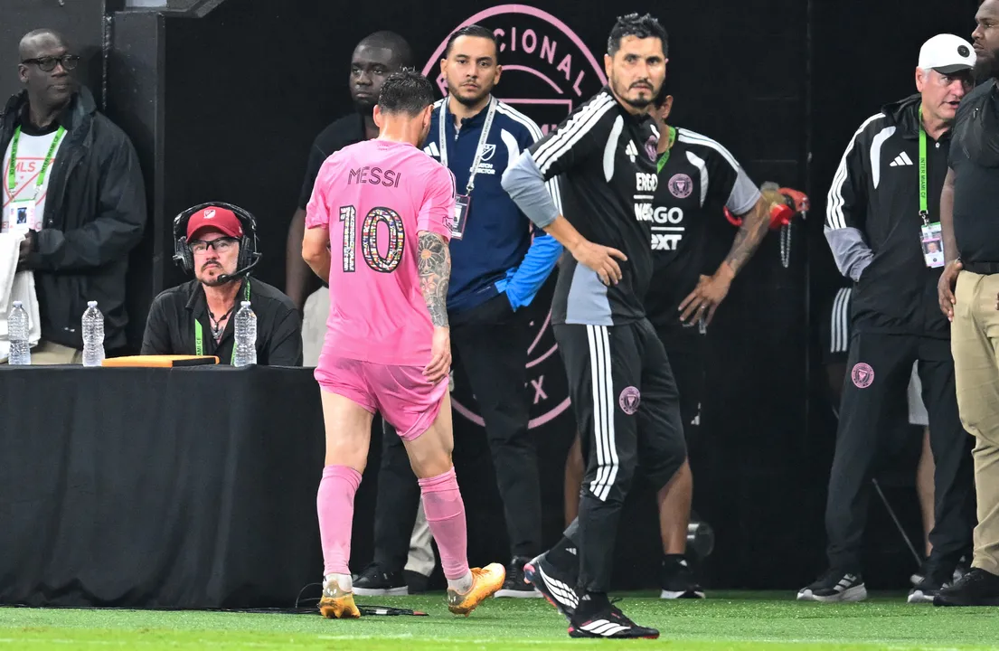 Messi deixa jogo com dores e preocupa Argentina para Copa