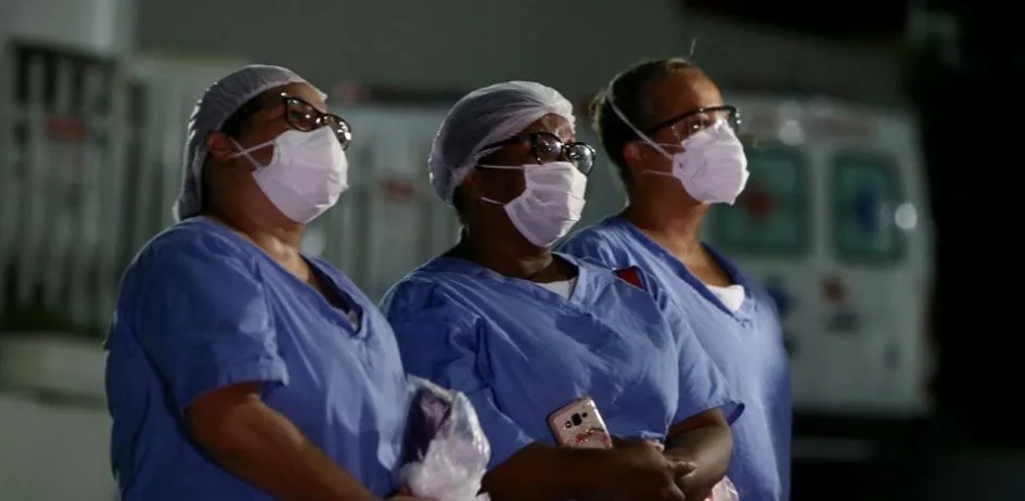 A obra apresenta um panorama do período mais crítico da crise sanitária