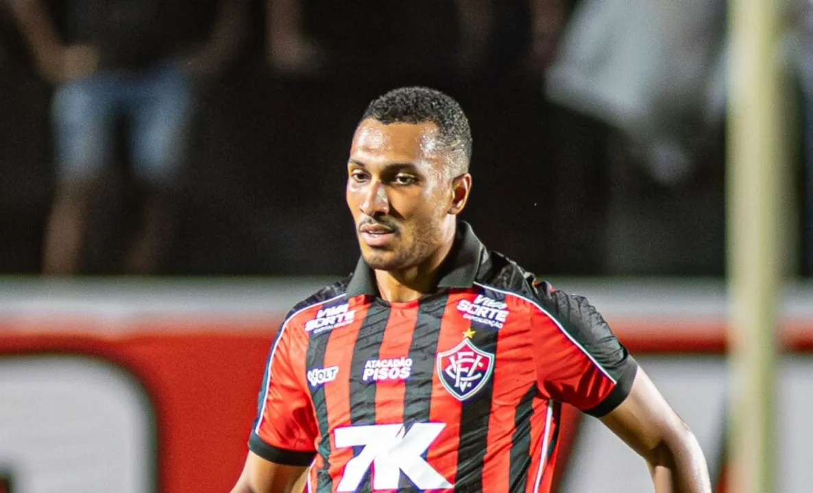 Lucas Braga em campo pelo Vitória