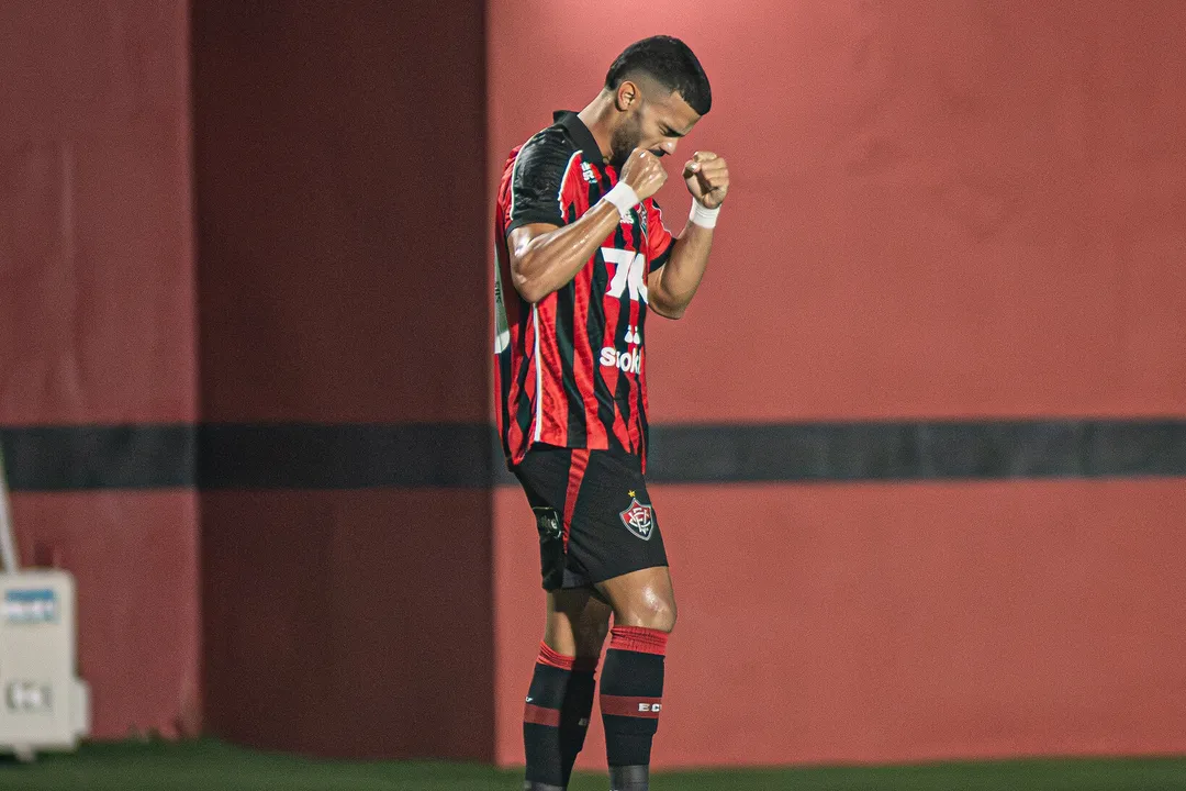 Lucas Silva comemora primeiro gol pelo Vitória