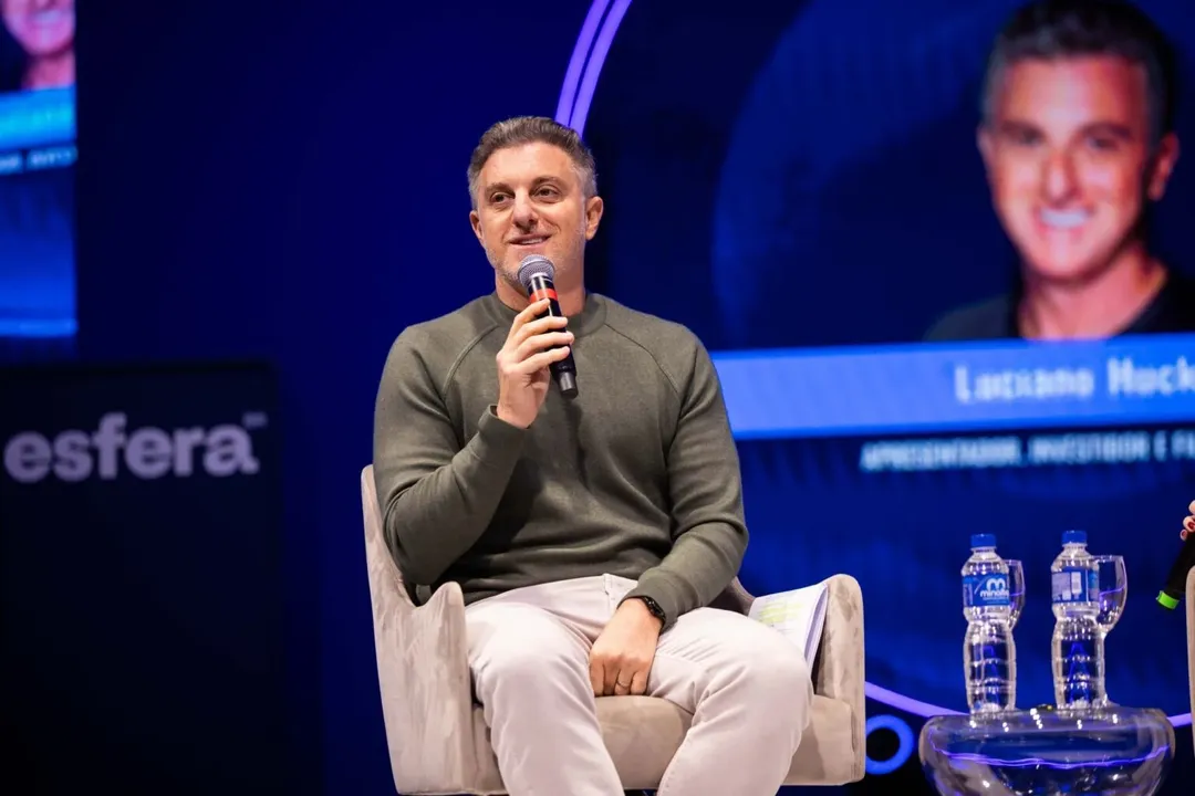 Luciano Huck durante participação no Fórum Esfera