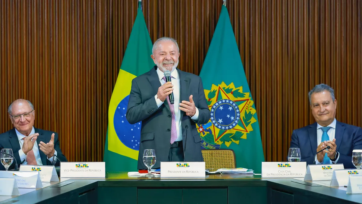 Lula anuncia saída de 18 ministros para eleições de 2026