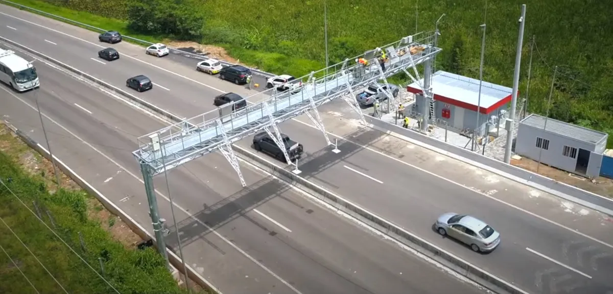 Pedágio free flow na rodovia Rio-Santos, que faz parte da BR-101 e liga as cidades do Rio de Janeiro e de Santos, no litoral paulista
