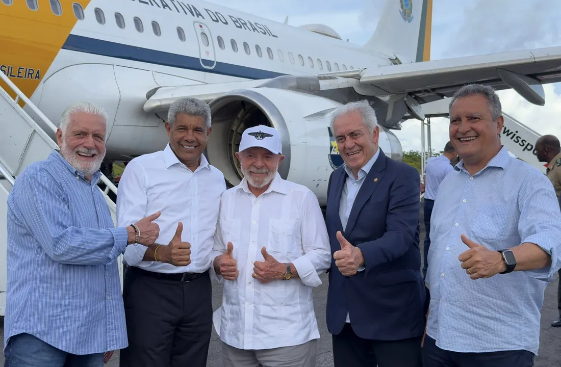 Lula é recepcionado por líderes do grupo governista da Bahia no Aeroporto de Salvador.