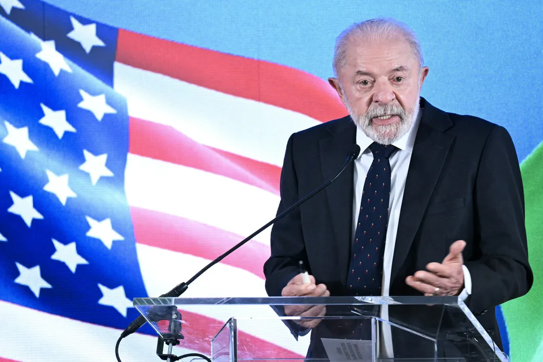 Lula discursa durante uma coletiva de imprensa na Embaixada do Brasil após seu encontro na Casa Branca com o presidente dos EUA, Donald Trump.