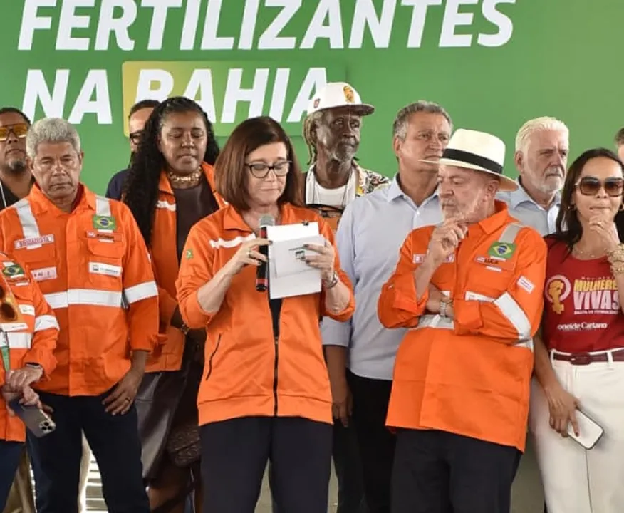 Lula ao lado da presidente da Petrobras, Magda Chambriard.