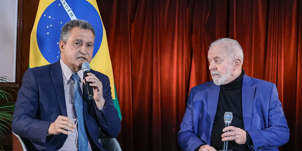 Rui Costa, ministro da Casa Civil, discursa ao lado do presidente Luiz Inácio Lula da Silva