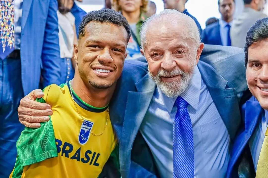Presidente Lula abraçado com Gabrielzinho