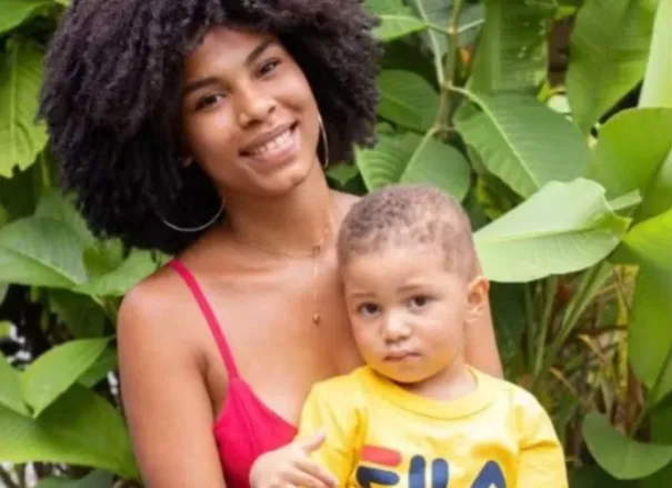 Mãe e filho mortos a facadas