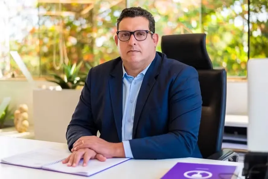 Amigo pessoal de Flávio Bolsonaro, Marcello Lopes é fundador e CEO da agência Cálix Propaganda