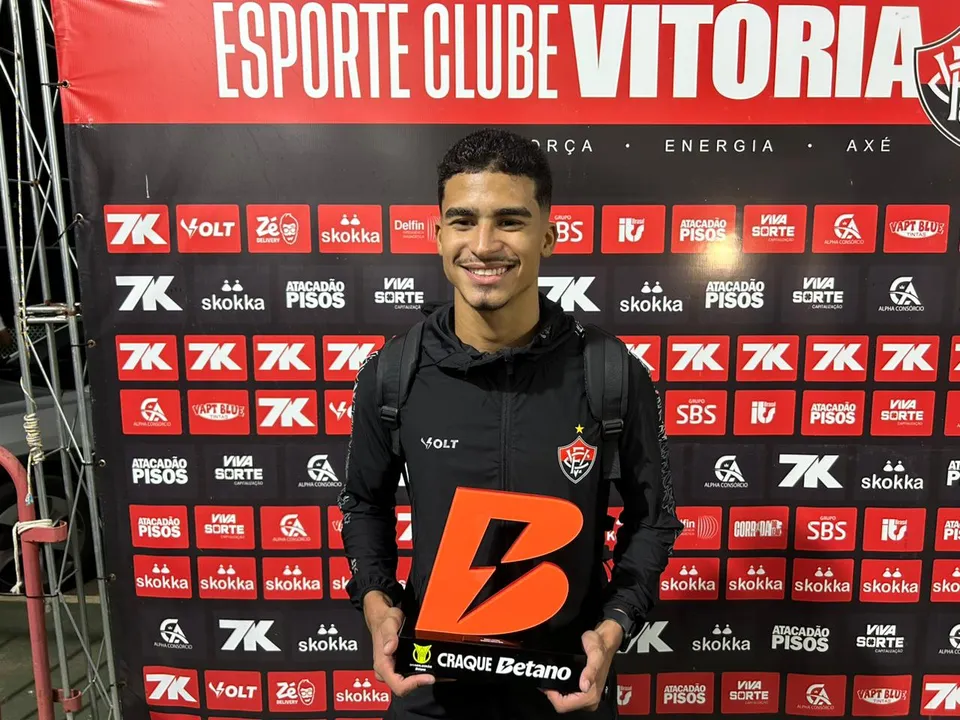 Renê foi eleito melhor em campo na goleada de 4 a 1 do Vitória sobre o Coritiba