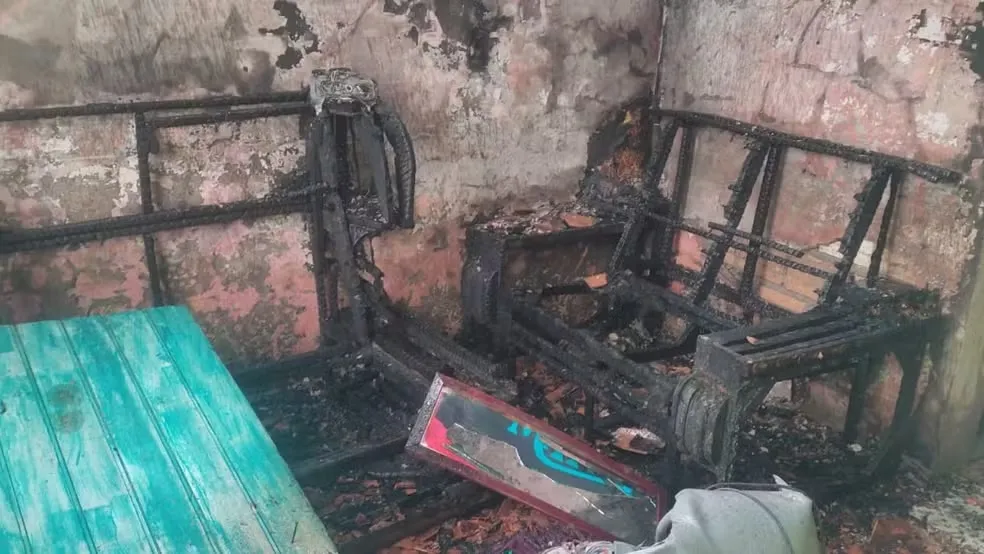 Criança estava sentada neste sofá