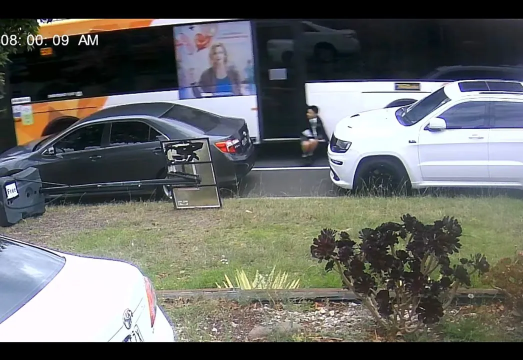 Nathaniel precisou recolher as pernas e se segurar em um corrimão interno