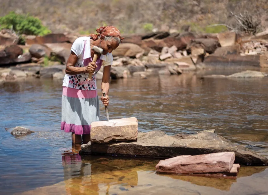 Fotógrafo lança obra sobre mulheres que quebram pedra no interior da Bahia